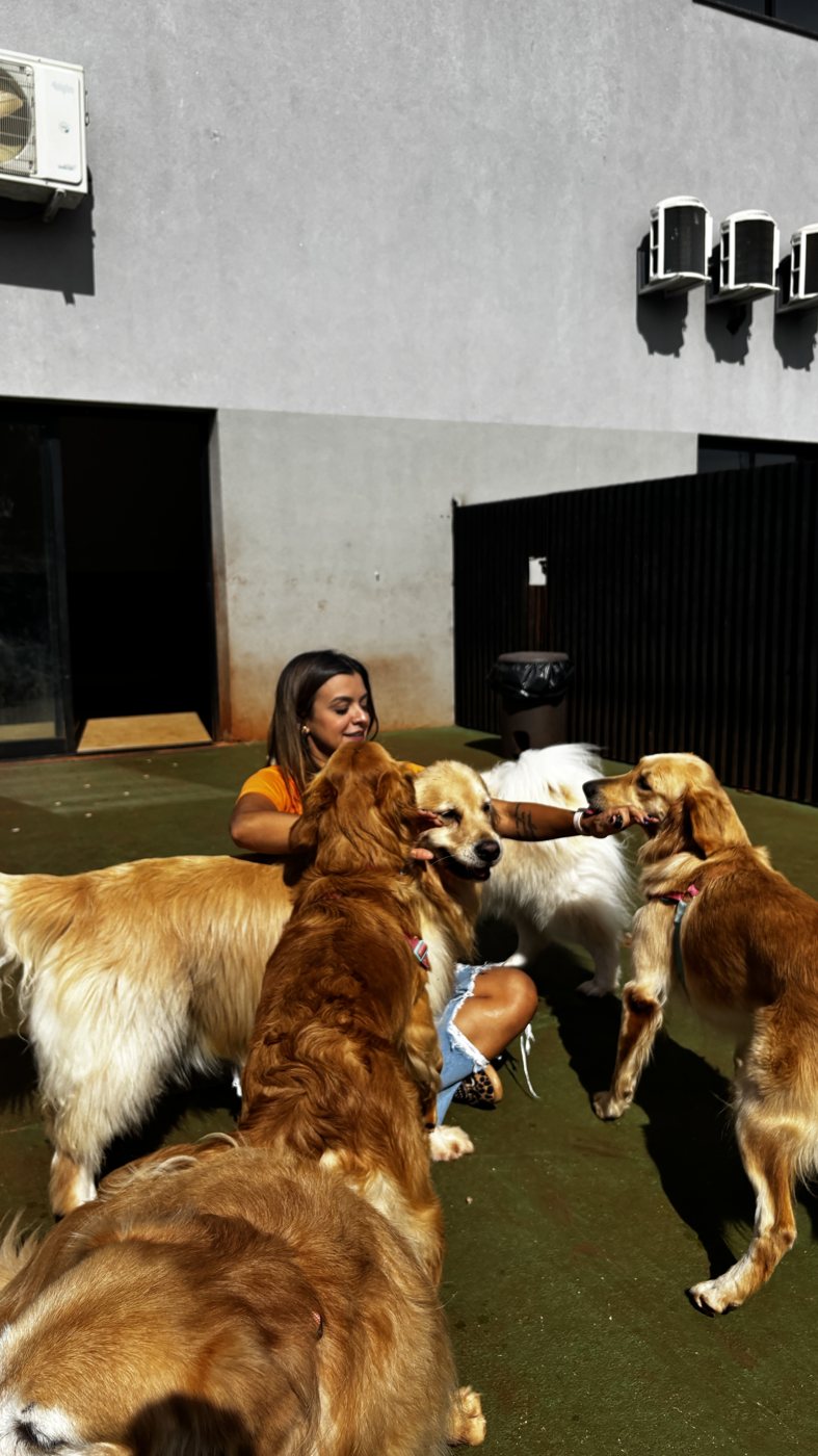 Tia cercada pela turma da creche